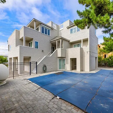 5 Bedrooms On Private Lane!